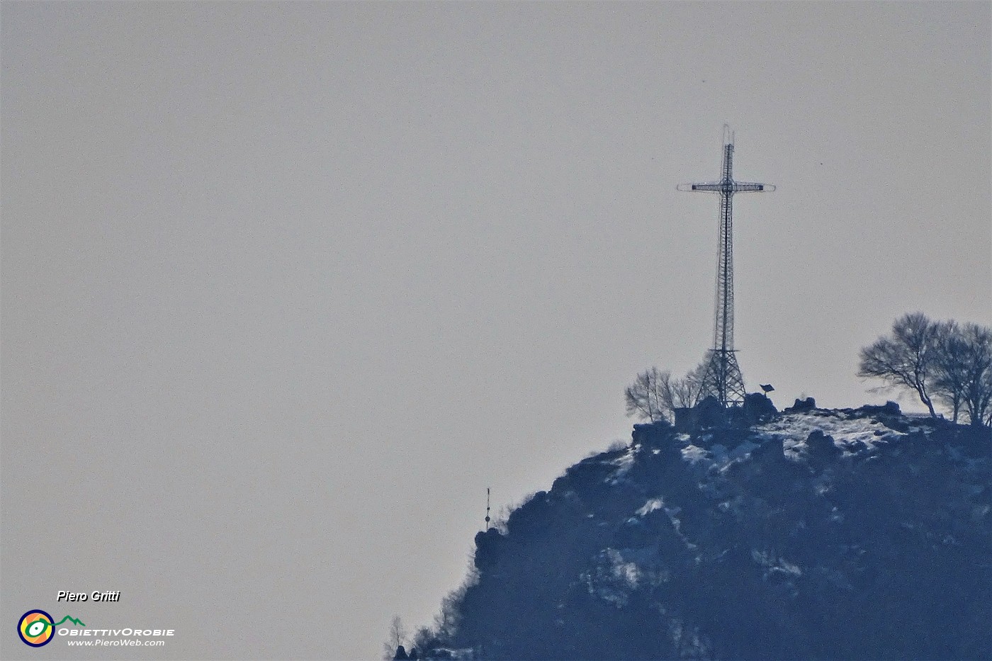 73 Maxi zoom sulla croce del Monte Zucco.JPG